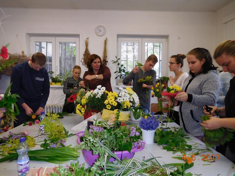 Floristická soutěž Vybraní žáci naší školy se zúčastnili floristické soutěže. Soutěž probíhala v prostorách naší školy. Český zahrádkářský svaz měl pro žáky připravené dvě soutěžní zadání.