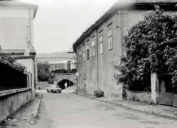 HISTORIE MĚSTA Továrna Oesinger na počátku 20. stoetí Restaurace Koruna koncem 60. et 20. stoetí noduchým rychým občerstvením.