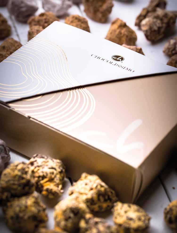 3847 POMARANČOVÉ TRUFFLES Aromatické ručne vyrobené pomarančové truffle v elegantnej kartónovej škatuľke.