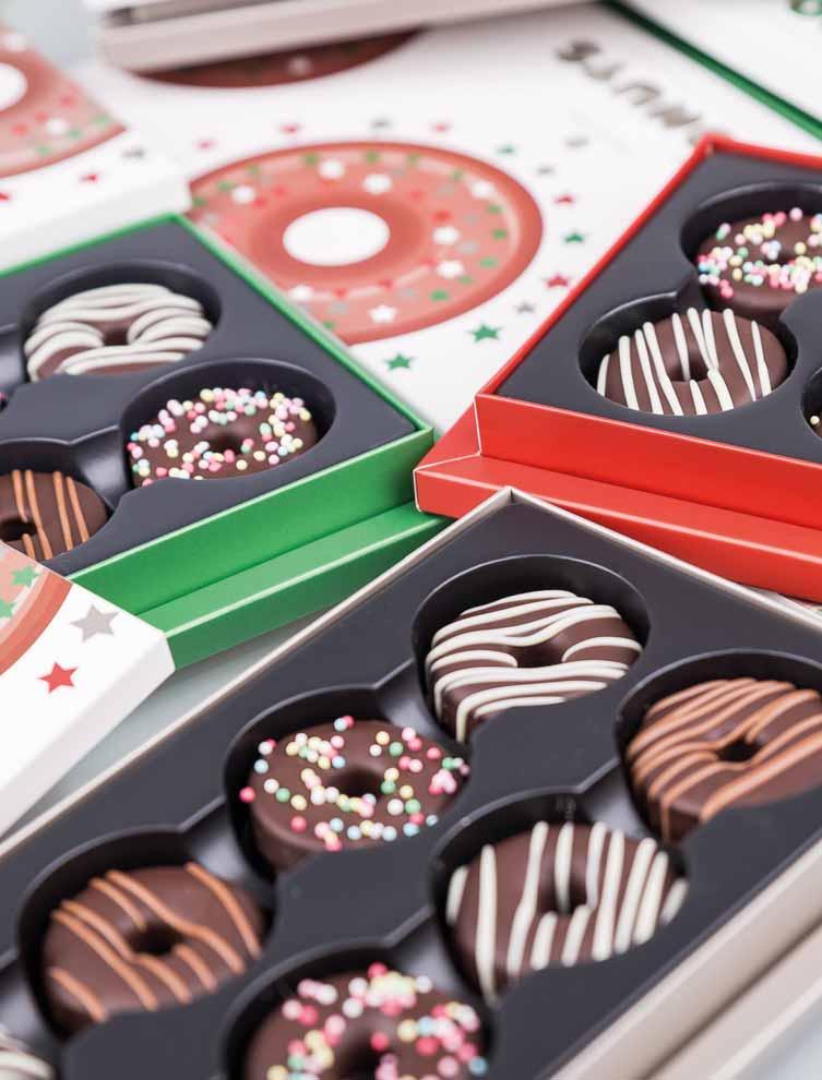 XMAS DONUTS 3665 4 XMAS DONUTS Rozmery balenia: 142 142 28 mm Hmotnosť netto: 80 g Cena bez DPH: 7,11 EUR Štyri lahodné, okrúhle čokoládky, ktoré pripomínajú tradičné šišky s dierou, s jahodovou,