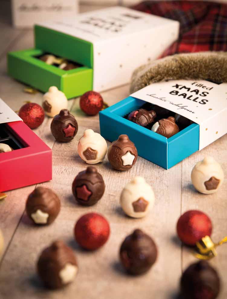 XMAS FILLED BALLS 3618 XMAS 4 FILLED BALLS Rozmery balenia: 99 97 33 mm Hmotnosť netto: 55 g Cena bez DPH: 5,12 EUR Štyri plnené čokoládové gule (mliečna, biela a tmavá čokoláda) vo štvorcovom