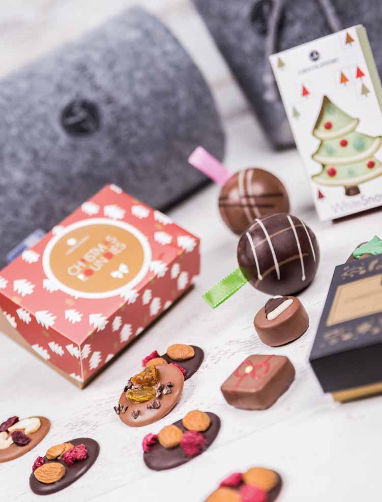 11,42 EUR Prírodné vrecko z juty obsahuje: figúrku čokoládového soba, guľôčku a čokoládu na