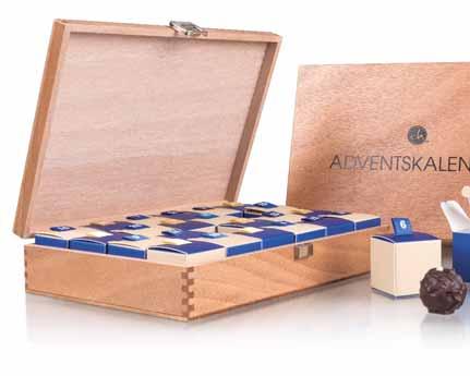 ADVENTNÉ KALENDÁRE 3642 ELEGANTNÝ ADVENTNÝ KALENDÁR Rozmery balenia: 156 132 89 mm Hmotnosť netto: 270 g Cena