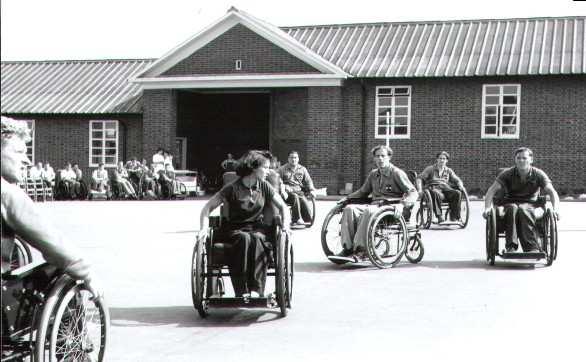 roce 1952 se konaly první mezinárodní hry vozíčkářů, na které se přihlásilo přes 130 sportovců s ortopedickými vozíky.