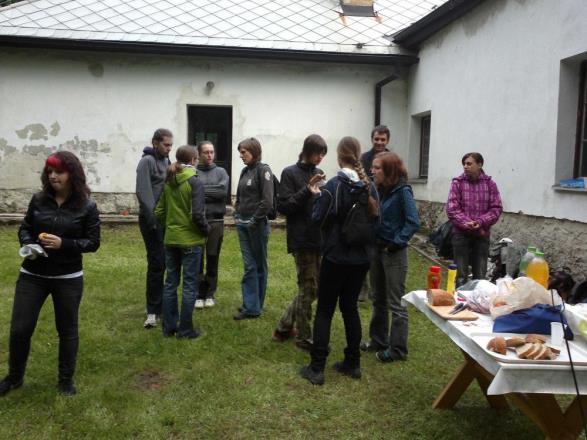 Každý večer měl podobnou strukturu, ve které nechyběla mše svatá, společná večeře, přednáška nebo katecheze na určité téma a hry.