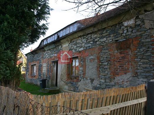 Nemovitost je určená k celkové rekonstrukci, nebo je vhodná na využití zajímavé stavební parcely.