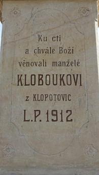 Návrh na vybudování chodníku u Lukášového. Úprava návsi pravá strana. Zrušení nebo zachování živých plotů. P. Pospišová připomínka ke vzhledu kontejnerů na tříděný odpad u obchodu.