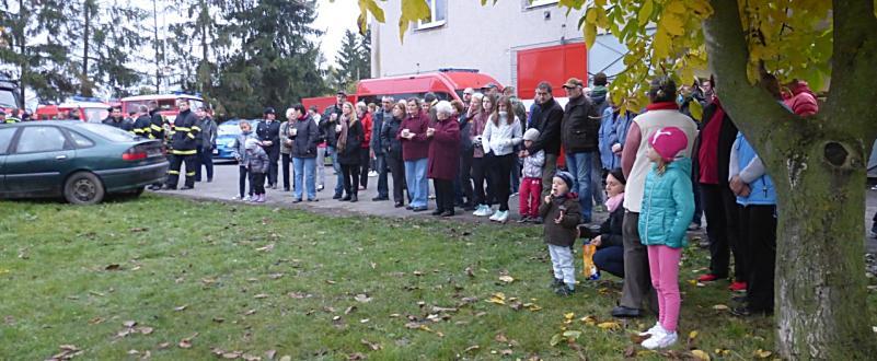 Žehnání novému hasičskému autu Nadešla už asi dva měsíce očekávaná chvíle. Žehnání novému hasičskému autu. Je pátek 21. října a asi půl čtvrté odpoledne.