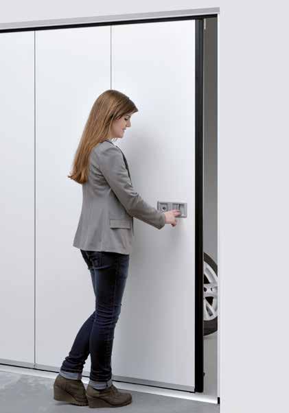 MADLÁ A PRESKLENIA Len u firmy Hörmann Automatická funkcia integrovaných dverí pri bránach s pohonom Pomocou ručného vysielača alebo madla na bráne môžete Vašu do boku posuvnú sekcionálnu bránu