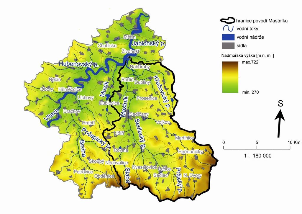 Dosahuje výšky 67,5 m nad základy, které jsou založené na pevném skalním podloží. Přehrada má dvě spodní výpusti a korunový přepad, který je tvořen 4 přelivovými poli (viz obr. 31).