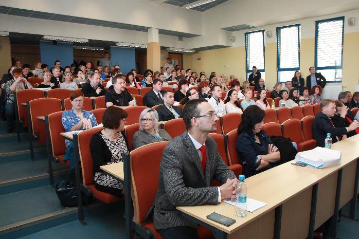 intoxikace v přednemocniční neodkladné péči, vybraným akutním stavům a zdravotnickému zabezpečení mimořádných událostí sledovalo více než 220 účastníků, vystoupilo 17 přednášejících, v posterové