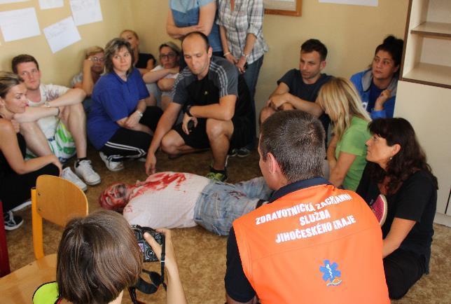 JčK. Operátor linky 155 může v indikovaných případech instruovat zachránce o přítomnosti AED a jeho využití při telefonicky asistované neodkladné resuscitaci před příjezdem profesionální pomoci.