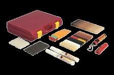 Servisná súprava obsahuje: 10 ks tvrdých voskov (4 cm), 1 ks plastový hoblík vrátane brusnej tkaniny a mikrotkaniny, 1 ks spájka na ceruzkové batérie vrátane 3 ks batérií, 1 ks brúsna a