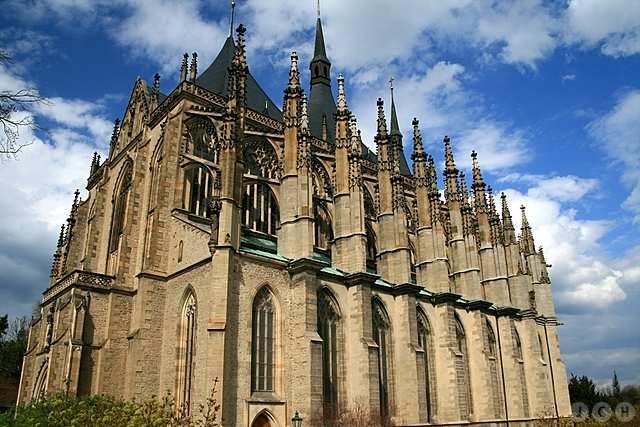 5. Turistická místa Kutná Hora Velmi významná památková rezervace se nachází v Kutné Hoře. Majestátní budova Chrám svaté Barbory je bez debat nejznámější památkou v Kutné Hoře.