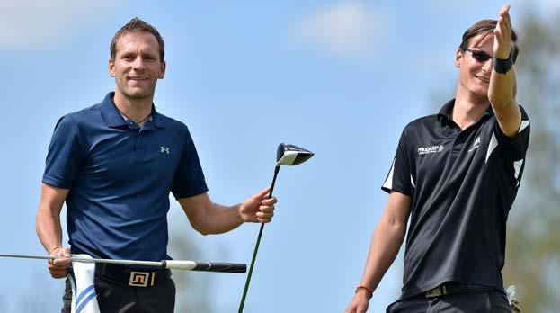 Hrající profesionál Jan Cafourek (vlevo) coby příležitostný caddie Ondřeje Liesera.