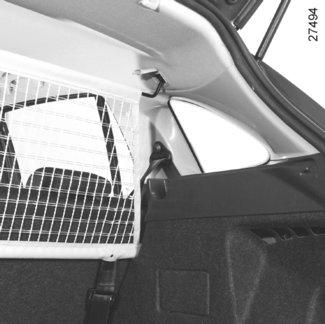 DĚLICÍ SÍŤKA (1/2) A 1 2 3 Dělicí síťka A U vozidel, která jí jsou vybavena, je při přepravě zvířat nebo zavazadel užitečná pro jejich oddělení