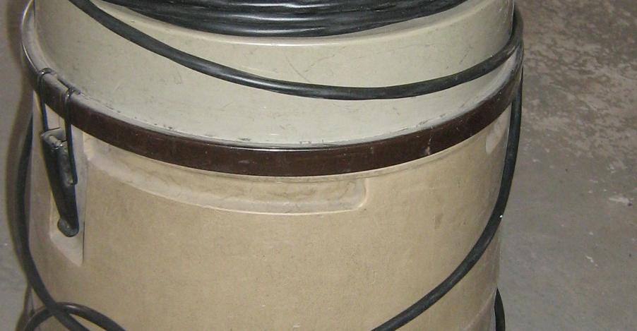 Výstup vzduchu Napájecí kabel byl sériově montován v šedé nebo černé barvě (záleželo na barevném provedení vysavače).