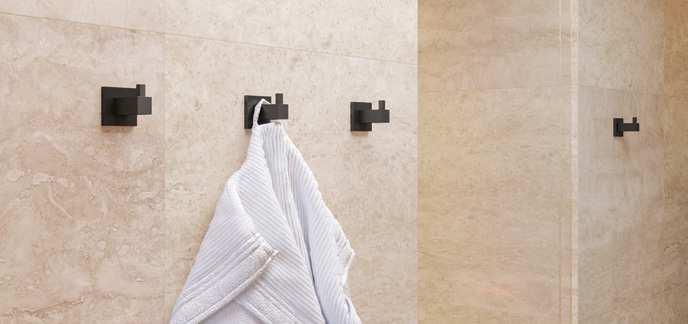 Háček na ručníky Hranaté moderní, stylově čisté vybavení místností.