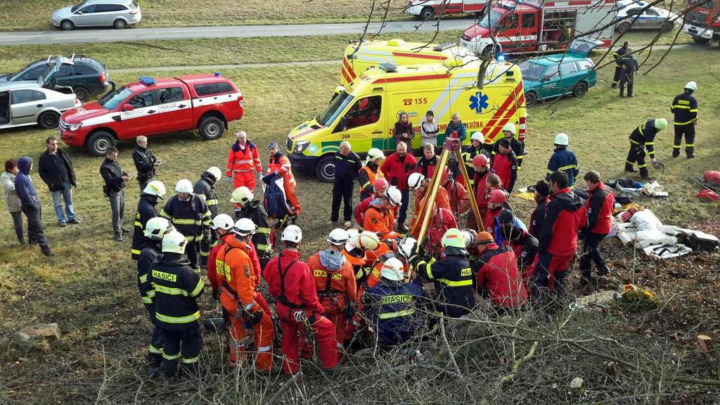 Obrázek 2: Záchrana zraněných speleologů v Moravském krasu jeskyně Lopač Skupina se zaměřením na stabilizaci staticky narušených objektů: Jedná se o speciální tým, který se zaměřuje na specifické