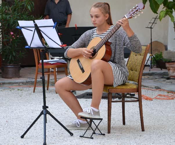 PROGRAM: Bílá paní Malý orchestr účastníků MLHK2017 S. Suzuki Little Star - Allegro Nectaire Debesset - housle N. Baklanova Tanec Nina Debesset housle O.