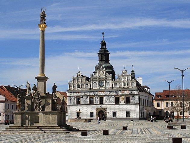 Historie města Stříbra Město Stříbro leží nad údolím řeky Mže. Mže je nejstarší řeka naší vlasti a i město Stříbro má velmi bohatou historii.