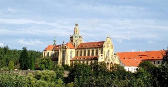 Od svého zakladatele získal klášter celou řadu vesnic a mnoho poddaných, poskytujících mu různé služby a práce. Už od svého založení se klášter těšil velké přízni českých panovníků. Ve 13.