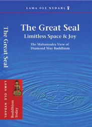 Vydávanie kníh a časopisov Časopis Buddhizmus dnes, vydávaný vo viac ako 12 krajinách, je živým dokumentom buddhistického odkazu pre jogínov a laických praktikujúcich na Západe.