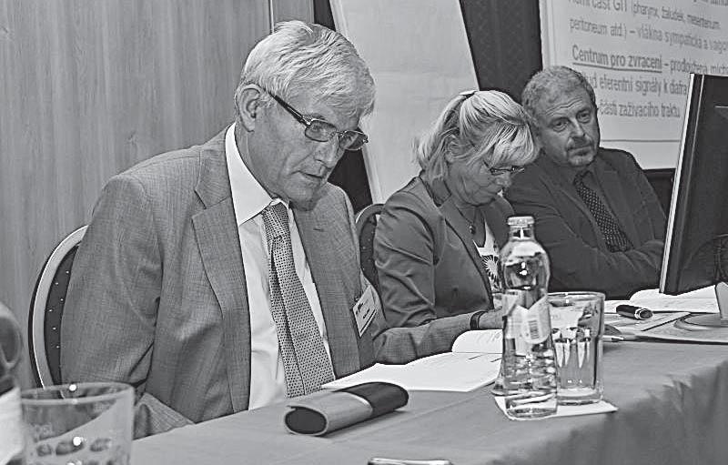 Prof. MUDr. Miloš Pešek, CSc., hlavní organizátor konference V srpnu 2011 byla poprvé využita ireverzibilní elektroporatizace (IRE) a NanoKnife k apoptóze hilové formy karcinomu pravé plíce.
