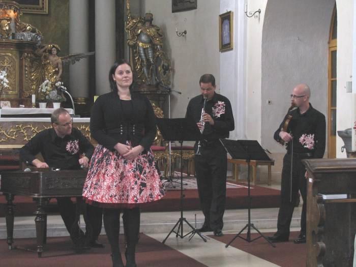 září navštívila Hlinsko nadžánrová kapela Ensemble FLAIR z Moravy, jež je výjimečná spojením hudby vážné a hudby lidové, s prvky moravského, maďarského a rumunského folklóru, vše pod vedením a