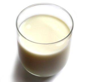 První pomoc u požití žíravin okamžitě asi 200 ml mléka nebo vody - velké množství může vyvolat zvracení a