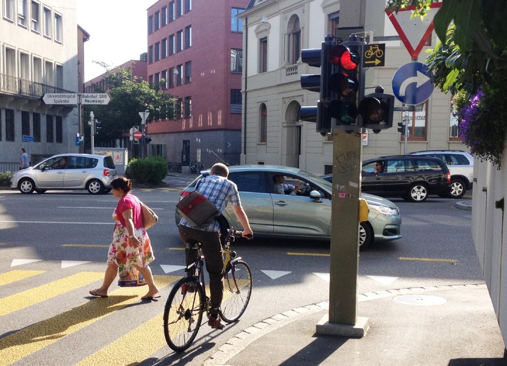 V Basileji proběhlo úspěšné testování preference cyklistů na křižovatkách Ve švýcarské Basileji probíhalo od poloviny června 2013 testování semaforů přátelských k cyklistům, a to na čtyřech
