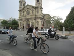 Paříž chce do roku 2020 zakázat vjezd automobilů s naftovými motory do centra Starostka Paříže chce do roku 2020 odsunout z centra města vozidla jezdící na naftu a zřídit v centru pěší zóny.