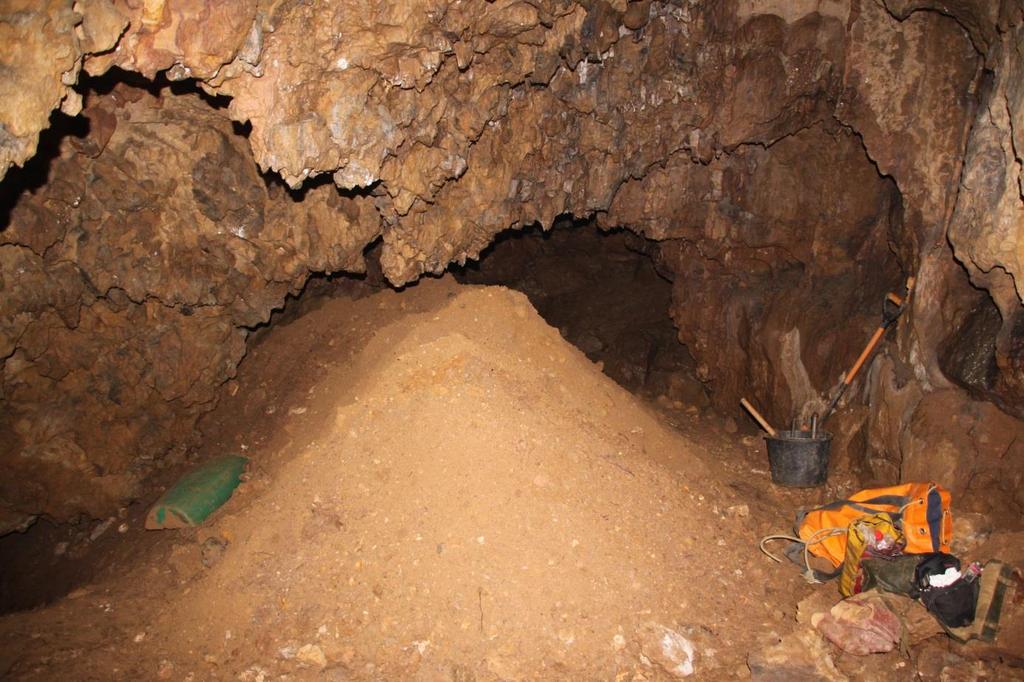 Augustová jeskyně, pohled na dočasnou deponii v