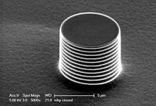 membrána, vzduchová mezera 9 micronů, akustické otvory metoda DRIE 150 micronů hluboké, 60