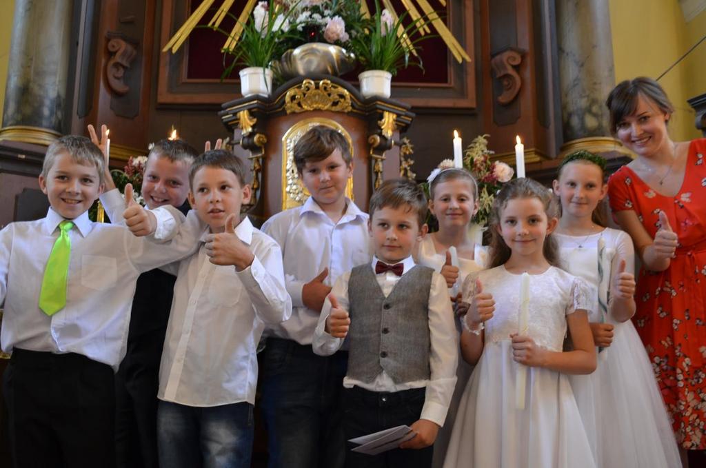: 603 310 381; e-mail: tkabele@centrum.cz; www.farnostcechtice.cz PRVNÍ SVATÉ PŘIJÍMÁNÍ Celkem osm dětí přistoupilo poprvé ke svatému přijímání. Slavnost se koná 27.