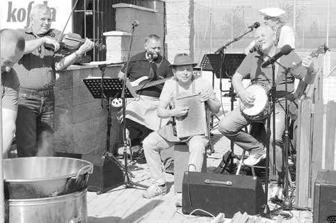 Adéla si své folklorní zkušenosti prohlubuje ještě hrou na klarinet. Pravidelně hraji s cimbálovou muzikou Šáteček, která doprovází naše hody. Letos tedy ale beze mě.