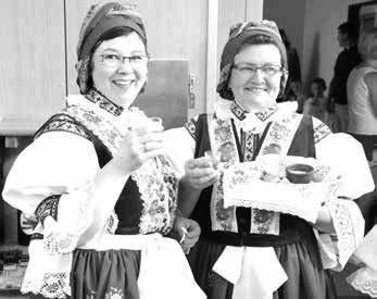 FOTO: KET Starší stárci Miroslav Ježek a Zdeňka Ježková, mladší stárci Arnošt Mikulička a Adéla Kročová. FOTO: KET SLOVÁCKÉ HODY S PRÁVEM PÁTEK 4. KVĚTNA 17.