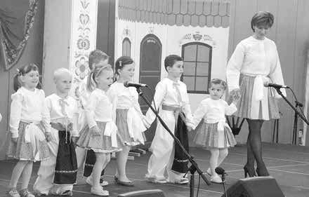 Již dvě dekády také existuje dětský folklorní soubor Pomněnky, jehož členové se Diváky vystoupením okouzlily i děti ze souboru Včelínek. FOTO: KET v rámci oslavného programu představili také.