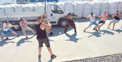 další generace! VIDEO Křtiny losa Karlose Los se hned po porodu stal atrakcí přítomných návštěvníků Dne Země. FOTO: PAS V areálu Rec group našly zábavu početné davy rodin s dětmi.