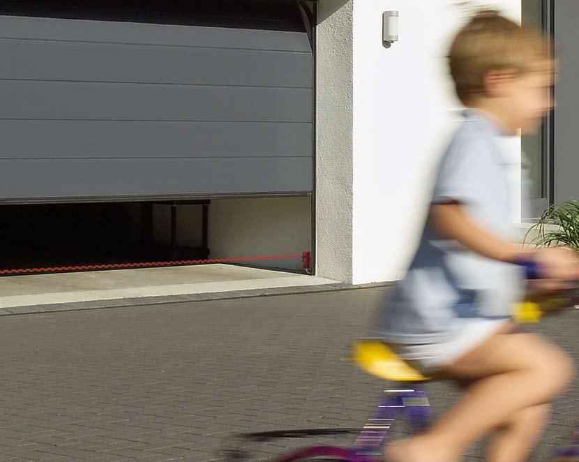 Tip Obzvlášť rodiny s deťmi vedia oceniť zvýšenú bezpečnosť. Svetelná závora, umiestnená v otvore garáže, okamžite bezdotykovo zastaví bránu. Jednoduchá dodatočná ochrana, ktorá nie je nákladná.