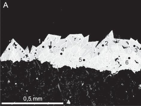 Obr. 2: A Krystalovaný siderit (šedobílý, zonální) narůstající na puklině aleuropelitu (tmavý, nehomogenní, ve spodní části obrázku). Na puklinách sideritu je limonit (bílý).