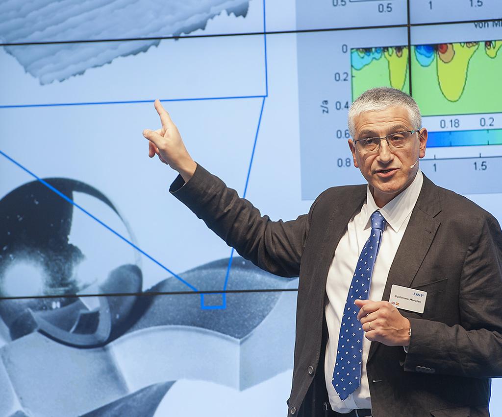 Guillermo E. Morales-Espejel na hannoverském veletrhu v dubnu 2015 představuje Zobecněný model SKF výpočtu trvanlivosti ložisek.
