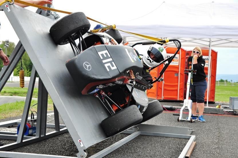 FORMULE STUDENT/ FORMULA SAE Test náklonu je kontrola vozidla za účelem zjištění úniku paliva a provozních kapalin (pokud je vozidlo nakloněno na stranu o 45 ) a ověření její odolnosti proti
