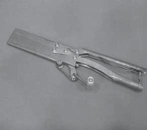 Historie hrudní chirurgie 1 sov publikoval první výsledky uzávěru bronchu automatickým staplerem 12. Obr. 1.3 Hultův stapler 1908 Obr. 1.4 Petzův stapler 1920 1.