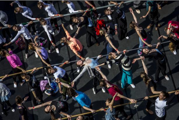 Open Class Po několikaleté tradici klasického baletního tréninku u tyče, jsme se letos rozhodli ponořit do vod lehké contemporary lekce.