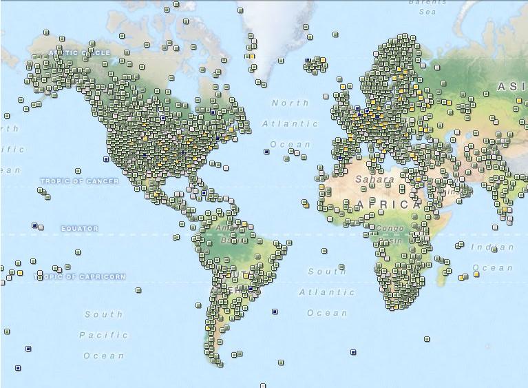 Aplikace Geocaching vymyslel Dave Ulmer.5.000, kdy byla zrušena umělá odchylka vysílaná se signálem GPS. Téhož dne uvedl nápad této hry na svých stránkách. Označoval ji však jako Stash game. 3.5.000 byla umístěna první keš na souřadnice N 45 17.