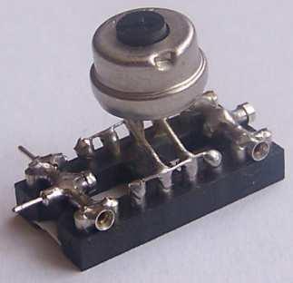 osm pinů určených k zapojení součástky.