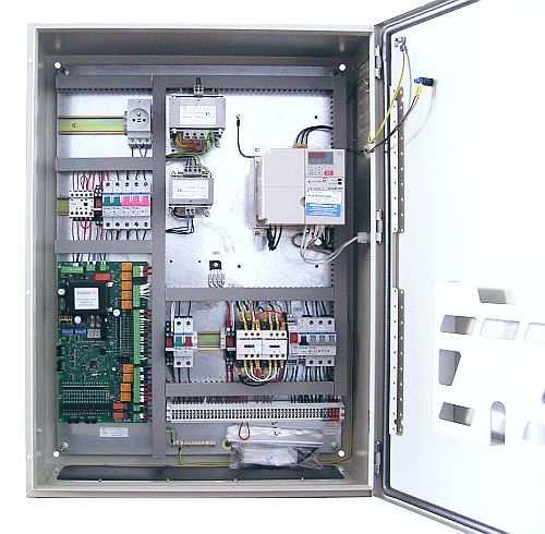 Takový přístroj se nazývá řídící systém. Ten je tvořen elektrickým obvodem, jenž na základě povelů z tlačítek v kleci výtahu nebo z přivolávačů ve stanicích uvádí výtah do pohybu.