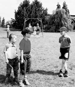 Uãení i zábava V dobû na í náv tûvy skotaãily dûti na zahradû za pedagogického dozoru dvou uãitelek, ale na první dojem se zdálo, Ïe je dûtí ménû. Jak by ne!