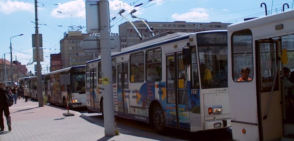 plus dva vozy. Navíc se zde nemohou trolejbusy bezpečně předjíždět a hrozí zvýšené riziko poškození sběračů.